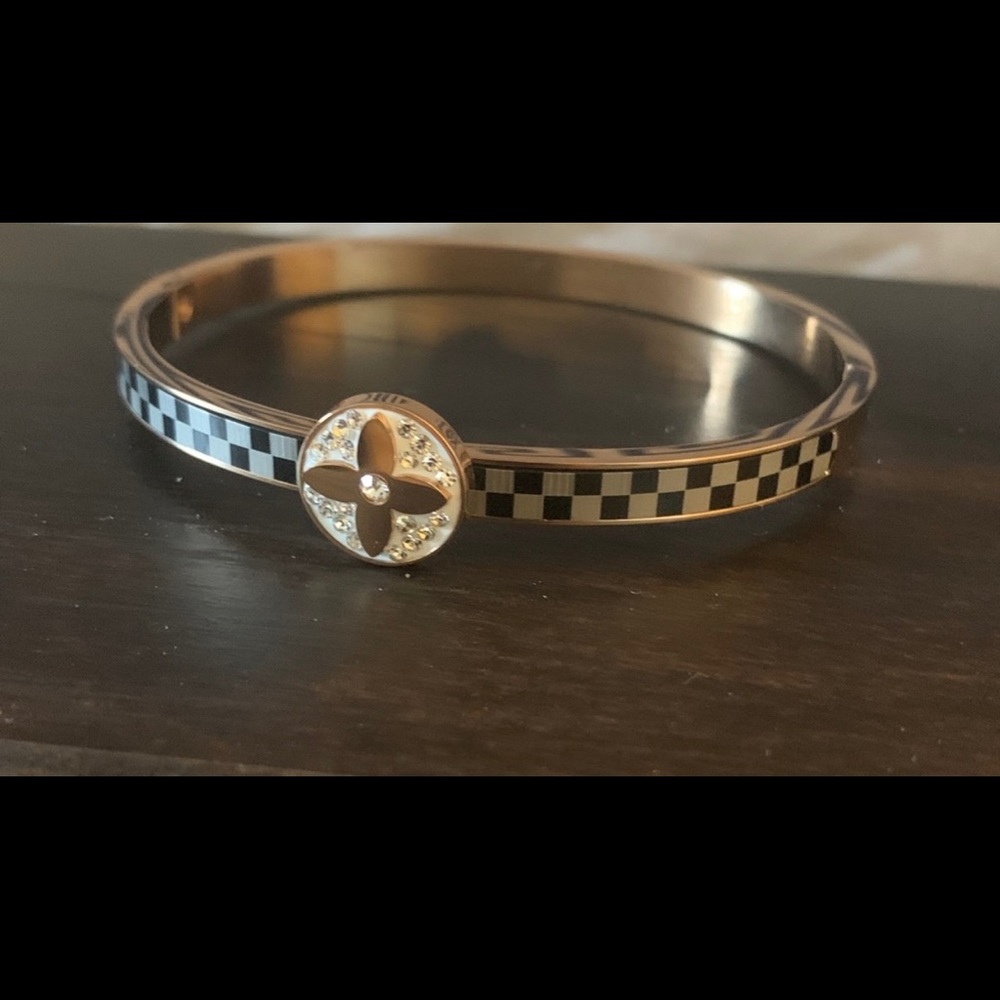 Hand bangle